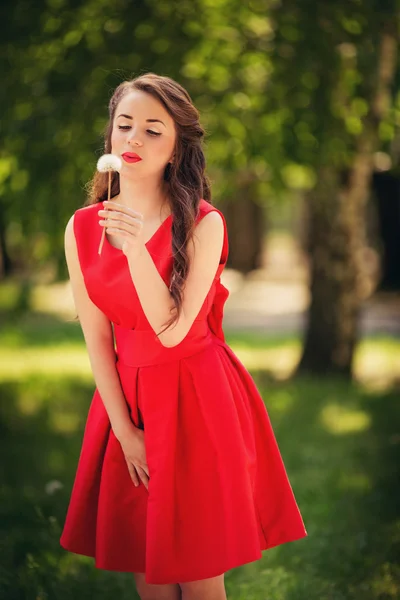 Kvinna i röd klänning utomhus — Stockfoto