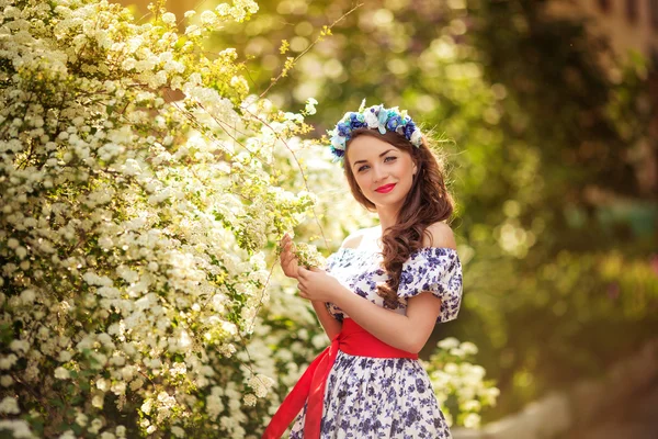 Mulher no jardim da primavera — Fotografia de Stock