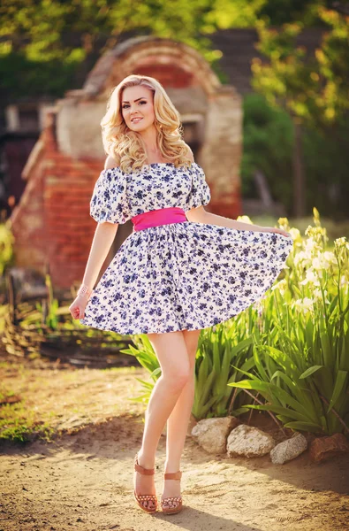 Mujer en jardín de primavera — Foto de Stock