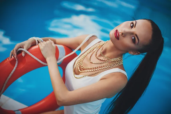 Kvinnlig modell poserar vid poolen — Stockfoto