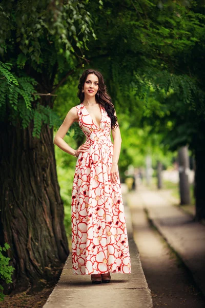 Vrouw in lange jurk buiten — Stockfoto