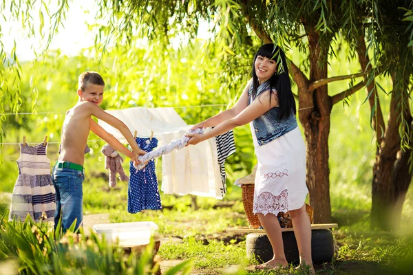 Madre con figlio usando il lavaggio — Foto Stock