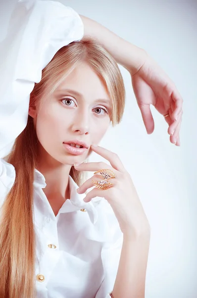 Mujer en un elegante anillo en su dedo — Foto de Stock