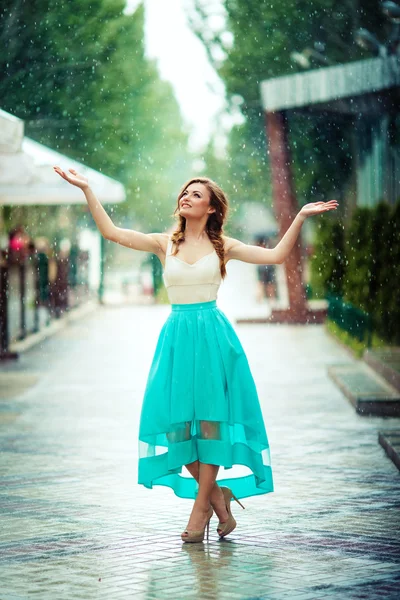 Joven mujer chica en la lluvia — Foto de Stock