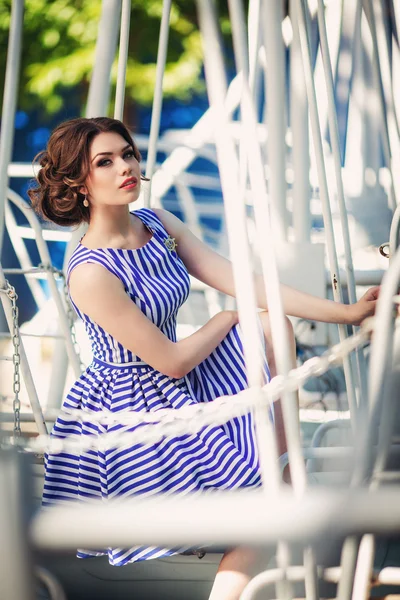 Mujer con maquillaje en ropa de moda — Foto de Stock