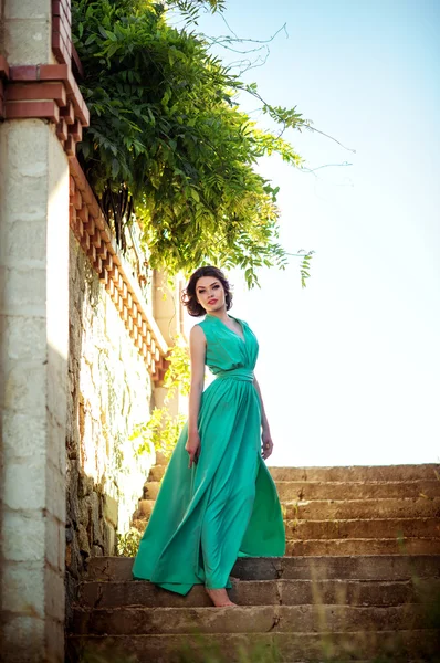 Mujer posando en las escaleras en el parque — Foto de Stock