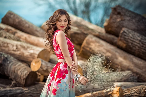 Mujer en jardín de primavera —  Fotos de Stock