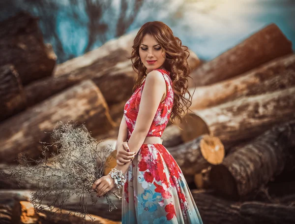 Mujer en jardín de primavera —  Fotos de Stock