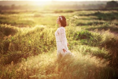 yeşil çayır üzerinde duran kadın
