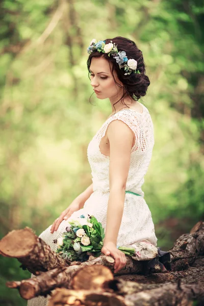 春の庭でポーズをとる女性 — ストック写真