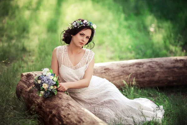 Frau posiert im Frühlingsgarten — Stockfoto