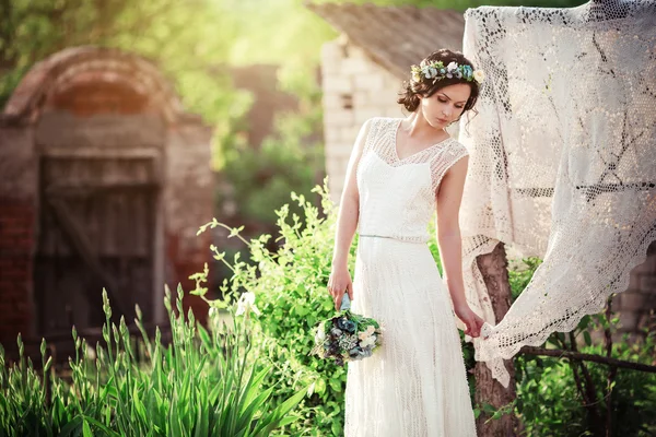 Žena pózuje v jarní zahradě — Stock fotografie