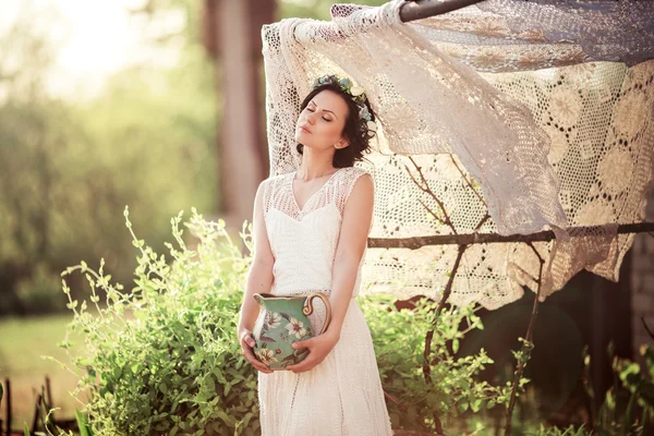 Vrouw poseren in lentetuin — Stockfoto