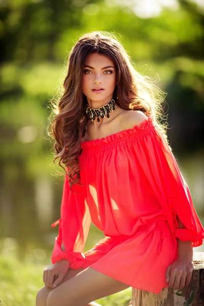 Jovem mulher em vestido vermelho — Fotografia de Stock