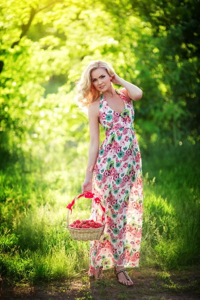 Femme avec panier de fraise dans le jardin — Photo