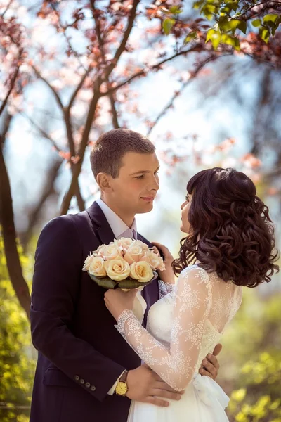 Bruid en bruidegom op hun trouwdag — Stockfoto