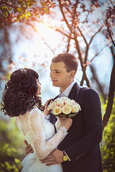 Novia y novio en el día de su boda — Foto de Stock