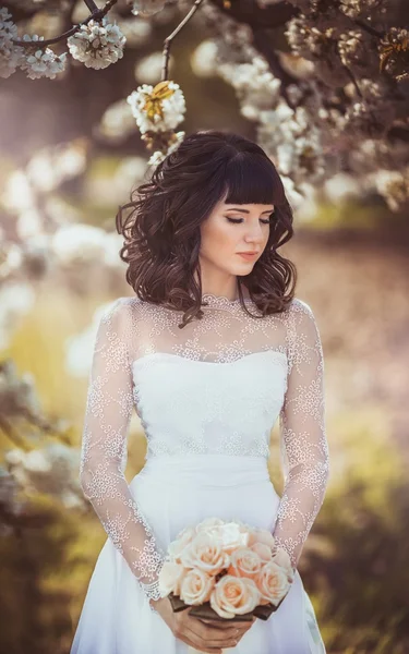 Braut mit einem Strauß posiert im Freien — Stockfoto
