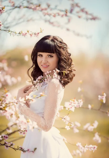 Braut mit einem Strauß posiert im Freien — Stockfoto