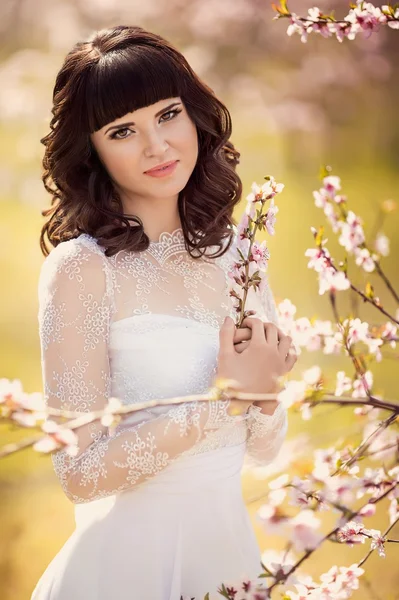 Novia con elegante maquillaje en vestido blanco — Foto de Stock