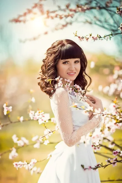 Novia con elegante maquillaje en vestido blanco — Foto de Stock