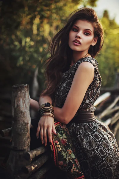 Mujer en ropa de moda al aire libre — Foto de Stock