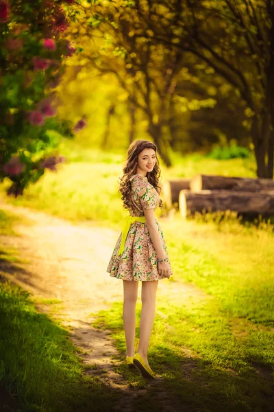 Femme en robe florale de plein air — Photo