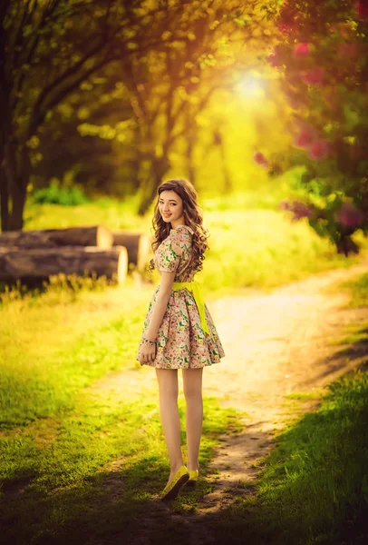 야외 꽃 드레스 여자 — 스톡 사진
