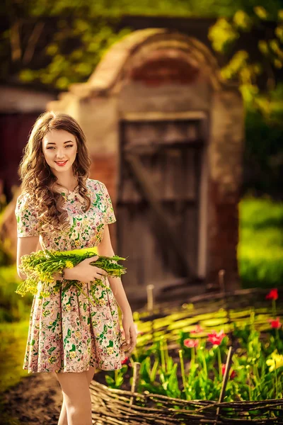 Femme avec des herbes de plein air — Photo