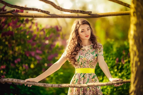 Mujer joven en el jardín de primavera —  Fotos de Stock