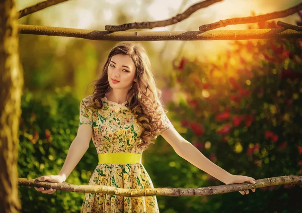 Jeune femme dans le jardin de printemps — Photo