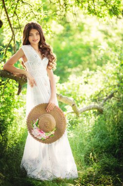 Bahar bahçesinde güzel bir kadın