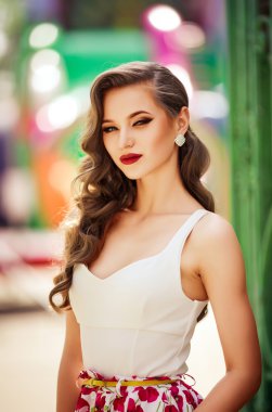 Bahar bahçesindeki kadın