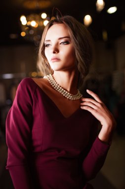 makyaj ile güzel bir genç kadın