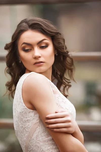 Hermosa mujer en vestido de moda — Foto de Stock