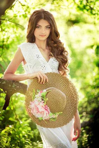 Hermosa mujer en jardín de primavera — Foto de Stock