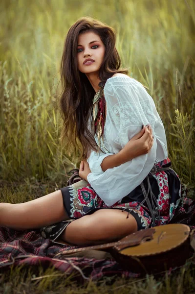 Mujer con domra posando al aire libre — Foto de Stock