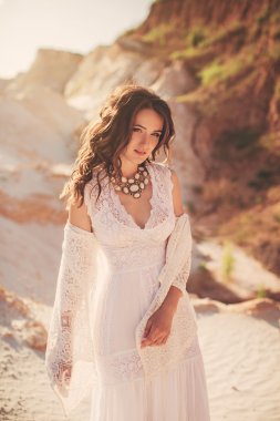 kumlu sahilde poz kadın