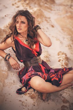 kumlu sahilde poz kadın