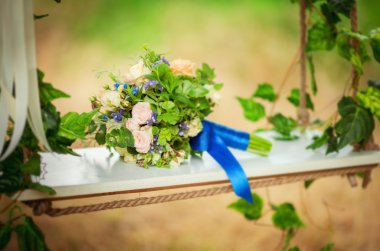 bir salıncak üzerinde düğün buketi