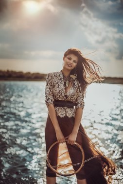 şık kadın Nehri yakınında poz