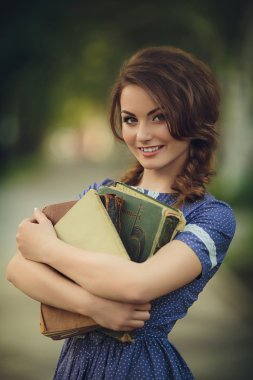 bahar bahçe kitaplarda kadınla