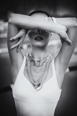 havuz başında poz kadın modeli