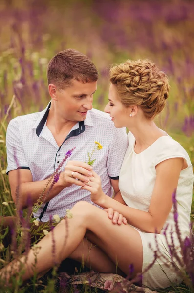 Mariée et marié le jour de leur mariage — Photo