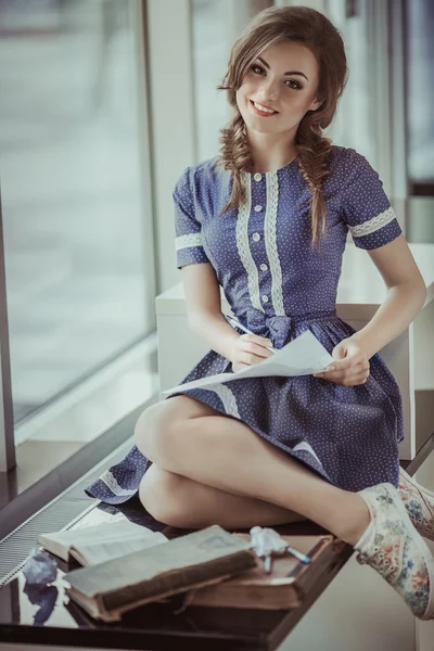 Mujer estudiando cerca de la ventana — Foto de Stock