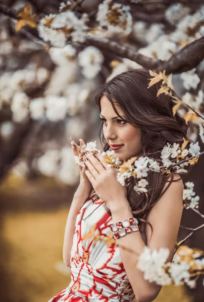 Mujer en jardín de primavera — Foto de Stock