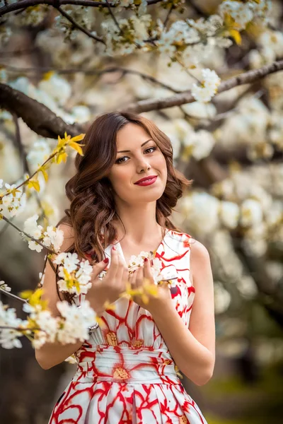 Mulher no jardim da primavera — Fotografia de Stock