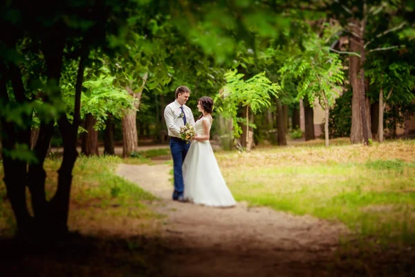 結婚式の日に新郎新婦が — ストック写真