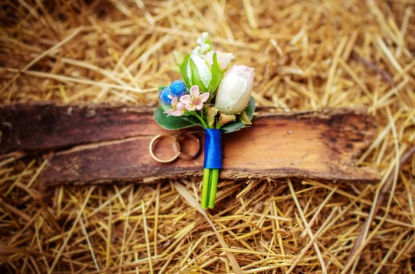 Anillos de boda y boutonniere de flores — Foto de Stock