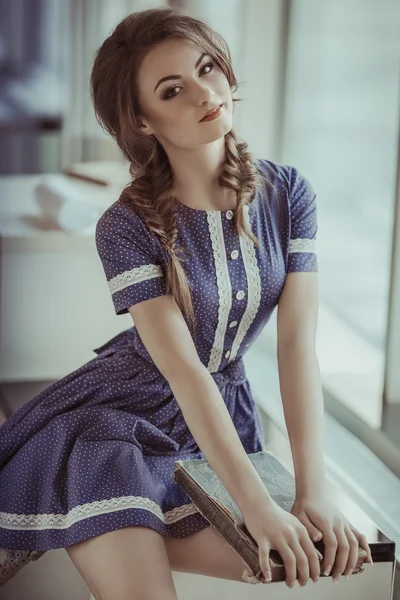 Mujer estudiando cerca de la ventana — Foto de Stock